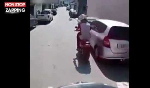 Un policier arrête un suspect en scooter avec un coup de pied (vidéo)