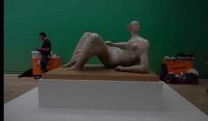 Accrochage le l'exposition Henry Moore au Fhel.