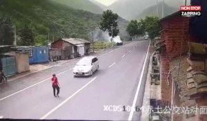 Chine : Une voiture frôle une piétonne qui perd sa chaussure (Vidéo)
