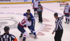 Hockey sur glace : très grosse bagarre entre deux joueurs (vidéo)