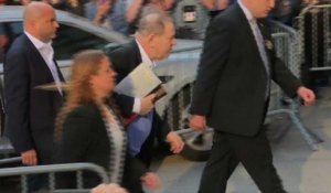 New York: Harvey Weinstein arrive au commissariat