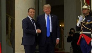Emmanuel Macron accueille Donald Trump à l'Elysée