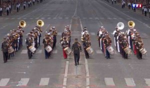 La fanfare de l'armée joue du Daft Punk devant Donald Trump - ZAPPING ACTU DU 14/07/2017