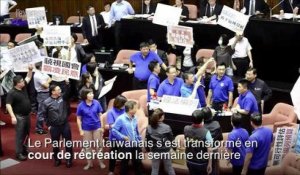 Lancers de chaises et bombes à eau au Parlement de Taïwan