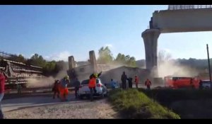 La chute spectaculaire d'une grue en Italie (vidéo) 