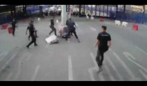 Espagne : un homme attaque au couteau un policier, la vidéo violente de son arrestation
