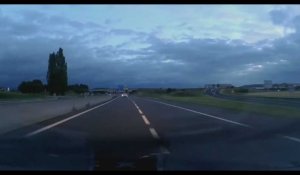 Les gendarmes filment une voiture à contre-sens sur l'autoroute ! (Vidéo)