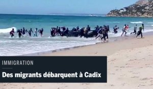 Des migrants débarquent sur une plage de Cadix sous les yeux des touristes