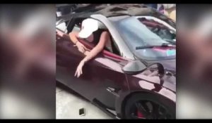 Une jeune femme détruit son portable avec sa voiture de luxe (Vidéo)