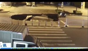 Chine : Distrait par son téléphone, un homme à scooter tombe dans un trou (vidéo)