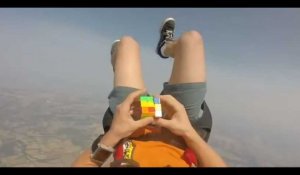 Un homme résout un Rubik's Cube en plein saut en parachute (vidéo)