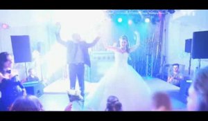 4 mariages pour 1 lune de miel : Les mariés font leur arrivée avec deux danseuses très sexy et choquent les candidates (vidéo)