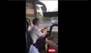 Un chauffeur de bus inconscient conduit sur l'autoroute, les yeux rivés sur son smartphone (vidéo)
