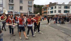 Les Allemands techno-fanfare de Meute à Brest avant Crozon