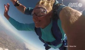 Ginette Ignolin saute en parachute à Lannion