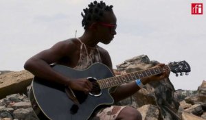 L'artiste gabonaise Pamela Badjogo interprète "Nzala Mama" en acoustique @RFI