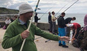 La pêche aux poissons depuis la jetée de Port-en-Bessin