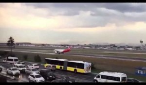 Turquie : Un avion est forcé d'atterrir d'urgence, une femme filme les coulisses terrifiantes (vidéo)
