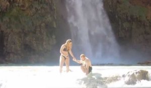 Un homme fait sa demande en mariage dans une cascade et perd la bague de fiançailles (vidéo)