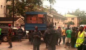 Freetown enterre ses morts après des inondations