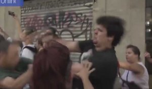 Attentat à Barcelone : une violente bagarre éclate entre antifascistes et antimusulmans (Vidéo)
