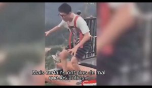 Chine : la réaction hilarante d'un homme sur un pont suspendu dans le vide (Vidéo)