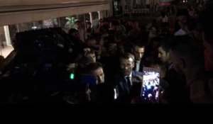 Emmanuel Macron s'offre un bain de foule à minuit sur le Vieux-Port de Marseille