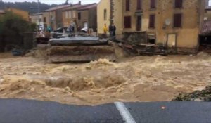 Inondations dans l'Aude: torrent dans les rues de Villegailhenc