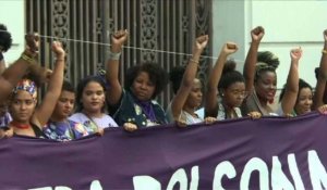 Des brésiliennes à Rio protestent contre le favori Bolsonaro