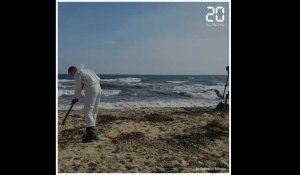 Var: Début des opérations de nettoyage des galettes de mazout qui se sont échouées sur les plages