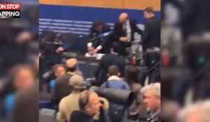 Un député italien d'extrême droite essuie sa chaussure sur les notes de Pierre Moscovici (vidéo)