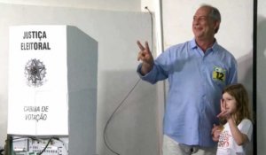 Brésil: le candidat de centre-gauche Ciro Gomes (PDT) vote