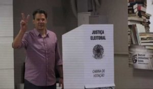 Brésil: le candidat de gauche Fernando Haddad vote