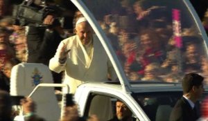 Le pape François arrive à Kaunas pour la messe