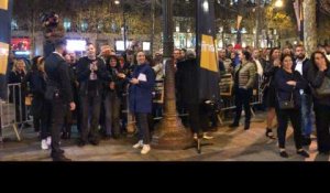 Paris. Vendredi, 00 h 01, les fans de Johnny entrent dans la Fnac des Champs-Élysées