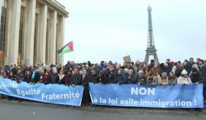 Des milliers de manifestants rassemblés à Paris contre la loi immigration