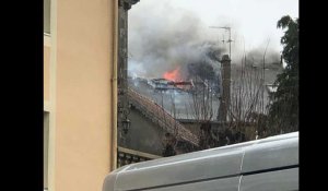 Un incendie enflamme une toiture à Parthenay en Deux-Sèvres