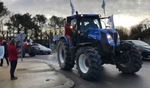 VIDÉO. Les agriculteurs bloquent le giratoire de Kerbois, sur la RN165, à Auray