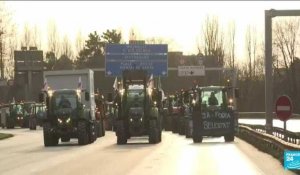 Agriculteurs français en colère : deux syndicats agricoles appellent au "blocus de Paris"