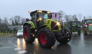 Les agriculteurs en colère bloquent la N118 à Fontainebleau en direction de Paris