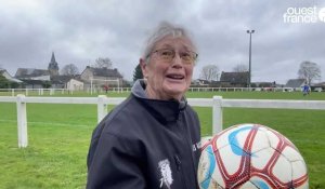 VIDÉO. Rencontre avec Marie-Claire, 87 ans, mascotte et supportrice d'un petit club de foot breton