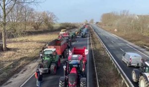 Les agriculteurs de Flandre bloquent l'A25 au niveau de Bergues dans les deux sens
