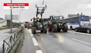 VIDÉO. Colère des agriculteurs : les tracteurs en opération escargot à Sablé, circulation perturbée