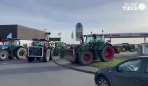 VIDÉO. Les tracteurs empêchent l'accès au parking du supermarché Leclerc de Pleumeleuc