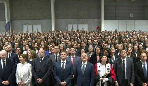 Emmanuel Macron pose pour la photo de la promotion de l'Ecole nationale de la magistrature