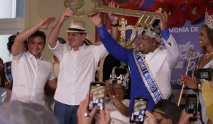 Le maire de Rio remet les clés de la ville pour lancer les festivités du carnaval
