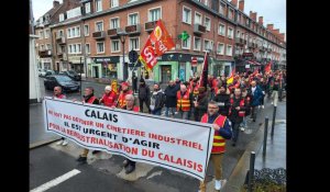 C'est le départ du cortège lors de la manifestation à Calais, contre la désindustrialisation du territoire calaisien