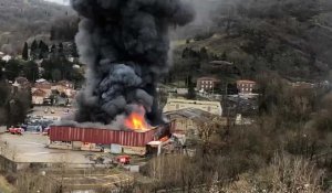 Aveyron: images d'un incendie dans un entrepôt contenant des batteries au lithium