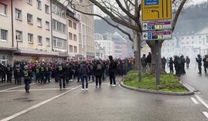 Cortège très encadré des supporters lensois vers le stade de Fribourg