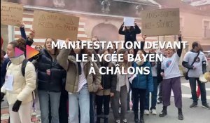 Manifestation devant le lycée Bayen à Châlons-en-Champagne